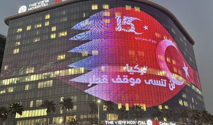 Doha'daki "The View Hospital", 15 Temmuz dolayısıyla Türk ve Katar bayraklarıyla aydınlatıldı