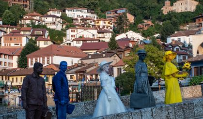 Kosova'da tiyatro sanatçılarının canlı heykel performansı ilgiyle izlendi