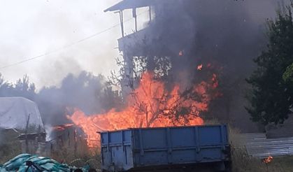 Isparta'da depodan başlayan ve eve sıçrayan yangın söndürüldü