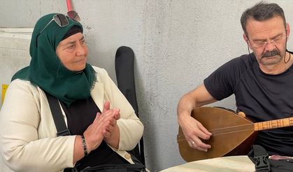 Isparta'da yaşayan depremzede kadın çay ocağında 'müzikle' moral buluyor