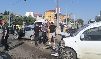Kırıkkale'de sivil polis aracı ve otomobil çarpıştı, 2'si polis 3 kişi yaralandı