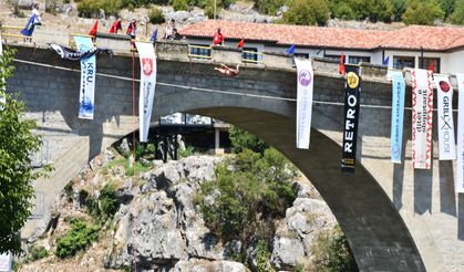 Kosova'daki Şivan Köprüsü'nde geleneksel atlama yarışı yapıldı