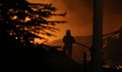 GÜNCELLEME - Niğde'de ambalaj fabrikasında çıkan yangına müdahale ediliyor