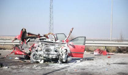 Niğde'de otomobilin tıra arkadan çarptığı kazada 3 kişi öldü, 2 kişi yaralandı