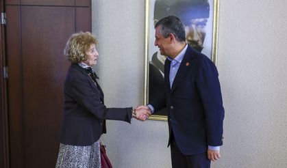 Yazar Ayşe Kulin'e CHP rozetini Özgür Özel taktı