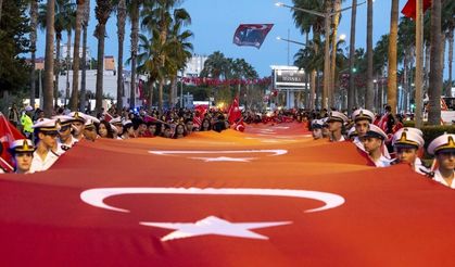 Yürüyüşteki Türk bayrağının uzunluğu 102 metre