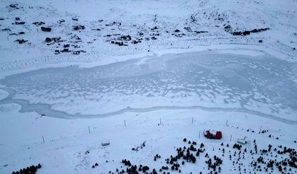 Bayburt'taki Aydıntepe Göleti'nin yüzeyi buz tuttu
