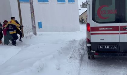 Kara saplanan ambulans iş makinesiyle kurtarıldı