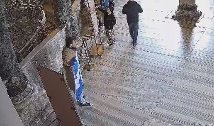 Ayasofya Camii'nde dini ve ideolojik içerik taşıyan sembolik bayrak açan 2 şüpheli tutuklandı