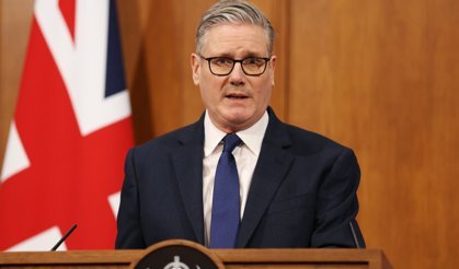 İngiltere Başbakanı Starmer internette çocukları koruyacağım