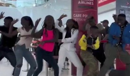 Ugandalı dans grubundan İstanbul Havalimanı'nda renkli gösteri