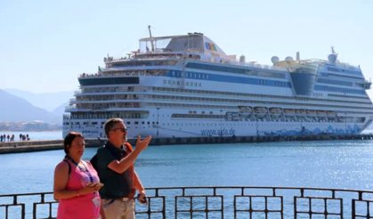 Alman turistler kruvaziyerle Alanya'ya geldi
