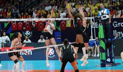 CEV Kadınlar Şampiyonlar Ligi'nde Türk finalinde galibiyete ulaşan VakıfBank, kupasına kavuştu