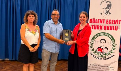 Bülent Ecevit Türk Okulu yonetimi Kurucu Başkan İrfan Davulcular’a plaket verdi.