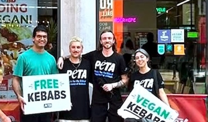 Manchester'da Great British Doner ile PETA UK doner dağıttı