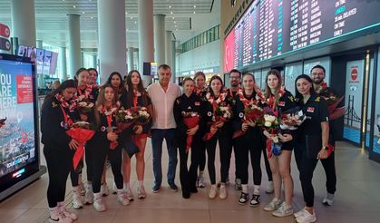 Dünya ikincisi U17 Voleybol Milli Takımı'na havalimanında çiçekli karşılama