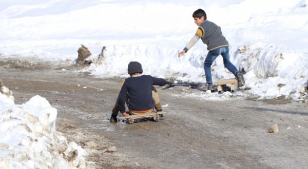 Gökbudak köyünde kar yağışı çocukların yüzünü güldürüyor