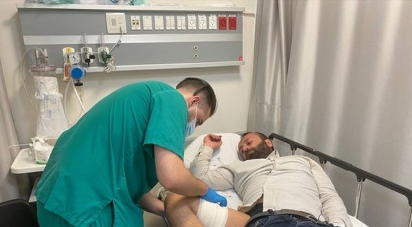 Turgut Alp Boyraz, TRT Haber'e canlı yayın sırasında bacağından iki plastik mermiyle yaralandı