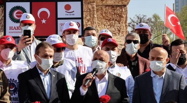 Taksim'e HAK-İŞ Konfederasyonu temsilcilerinden çelenk