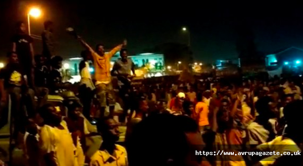 Gece yarısı toplanan protestoculara polis müdahale etti