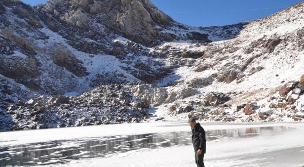 Yüksekova ilçesinde Cilo Dağları'ndaki Sat Buzul Gölleri'nin yüzeyi kısmen buz tuttu