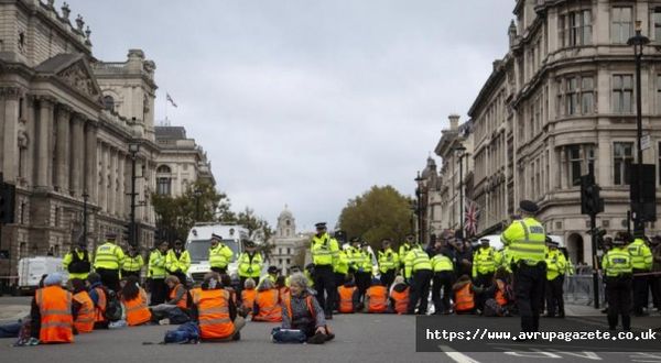 İngiltere'de şok mahkeme kararı ! Yolları trafiğe kapatan çevreci aktivistlere hapis cezası