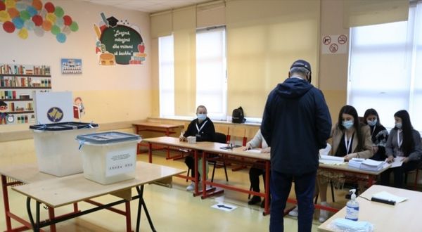 Kosova'da halk, yerel seçimlerin ikinci turunda oy kullanılıyor