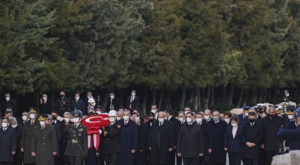Erdoğan başkanlığındaki devlet erkanı, Atatürk'ün vefat ettiği saat olan 09.05'te mozole önünde saygı duruşunda bulundu