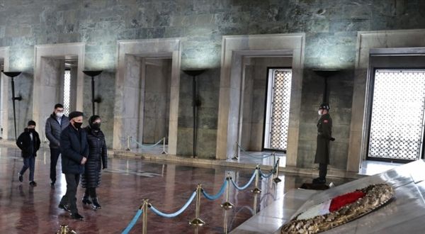 Yukarı Karabağ Savaşı şehidi Azerbaycanlı Üsteğmen Valeh Memiyev'in ailesi Anıtkabir'i ziyaret etti.
