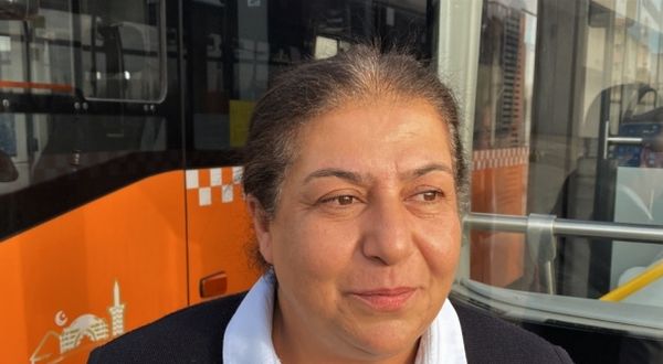 Kırşehir'de 30 yıldır direksiyon sallayan kadın şoför Fatma Işık, yolcuların takdirini topluyor