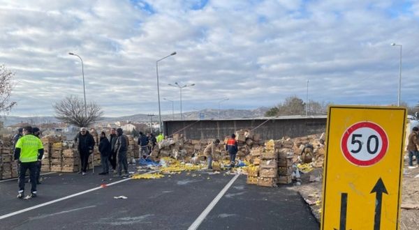 Nevşehir'de limon yüklü tırın devrilmesi sonucu limonlar yola saçıldı
