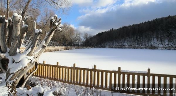 Ankara'nın saklı cennetlerinden Karagöl Tabiat Parkı'nda kar yağışıyla ziyaretçi yoğunluğu