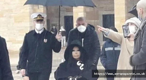 Bülent Ersoy'a üniformalı bir subayın Anıtkabir ziyaretinde şemsiye tutmasıyla ilgili inceleme başlatıldı