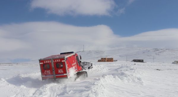 Kardan olu kardan kapanan köydeki hasta çocuğa paletli ambulans yetişti