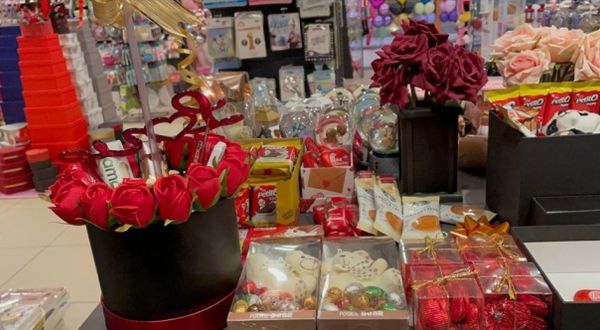 Parti malzemeleri satışı yapan mağazada, Sevgililer Günü'ne özel hediye paketleri tasarlandı.