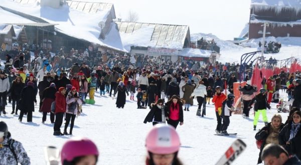 Yarıyıl tatilinin son gününü Erciyes'te geçirmek isteyen ziyaretçiler, kayak merkezinde yoğunluk oluşturdu