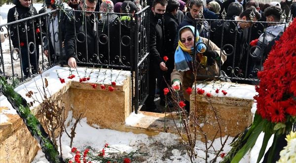 Halk ozanı Aşık Veysel'e köyündeki mezarı başında anma