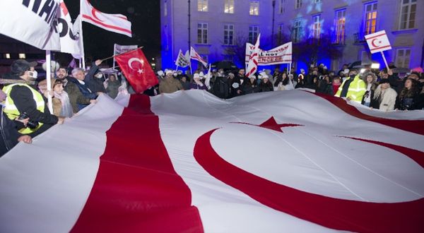 İngiltere Kıbrıs Türk Dernekleri'nden bayrak açıklaması