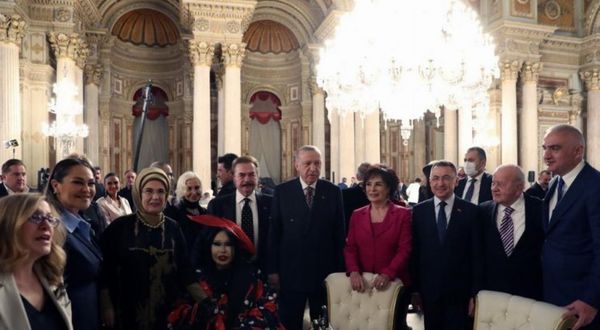 Erdoğan, Dolmabahçe Sarayı'nda sanatçılara iftar verdi