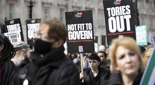 İngiltere'de Başbakanlık önünde hayat pahalılığı protestosu