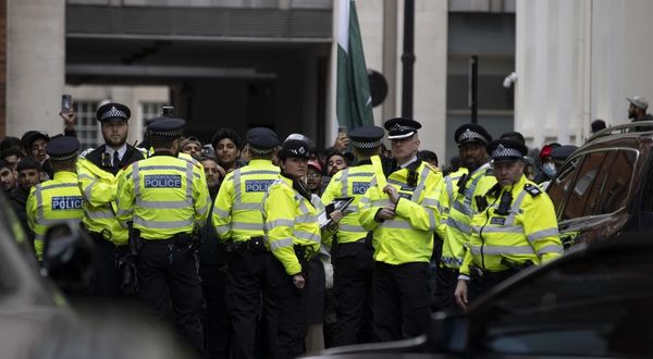 Londra'da İmran Han hükümetinin düşmesine protesto