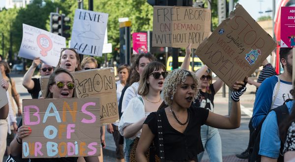 ABD'nin kürtaj yasası Londra'da protesto edildi