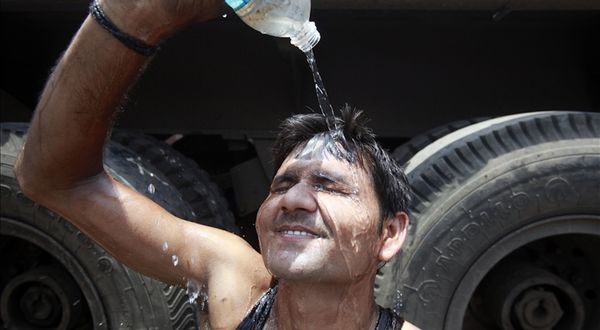 Hindistan'da sıcaklık 46 derece, hayat zorda