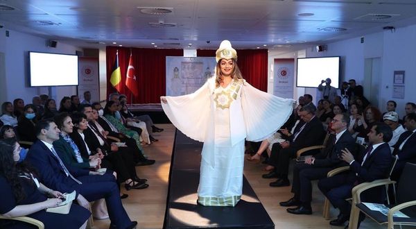 Belçika Türkiye birlikte yaşama kültürü defilesi