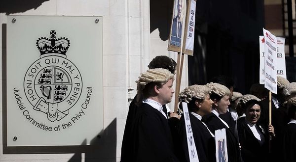 Londra'da Yüksek Mahkemenin önünde toplandılar