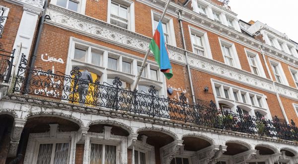 Londra’da Azerbaycan Büyükelçiliğine saldırı