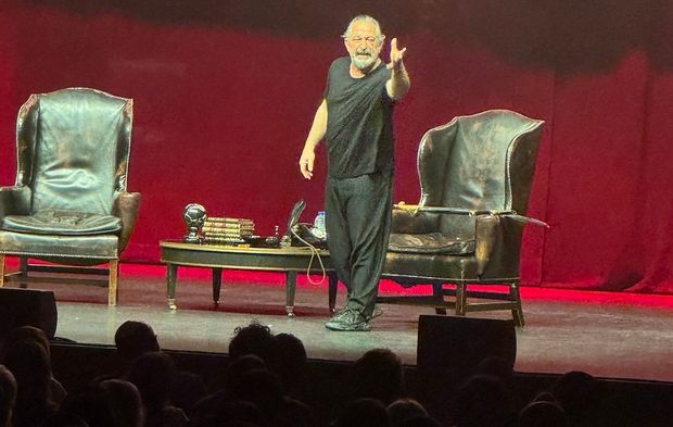 Cem Yılmaz Londra’da Kahkaha Dolu Bir Akşam Yaşattı