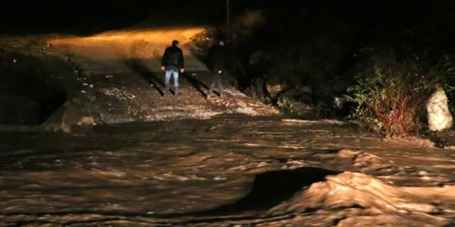 İzmir'de sel sularına kapılan hafif ticari araçtaki 5 kişiden ikisi kayboldu