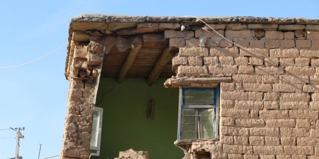Depremde yıkılan 35 yıllık ev 2 ay önce boşaltılmış