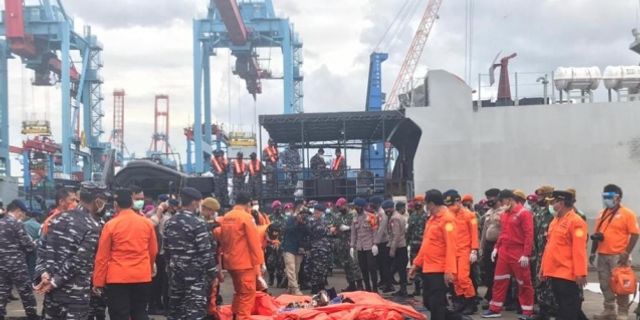 Endonezya’da düşen yolcu uçağına ait parçalar kriz merkezine getirildi